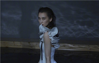 黃聖依 眼神迷離顯清冷氣質