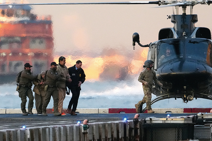 2026年1月5日，在美国纽约，委内瑞拉总统马杜罗在执法人员陪同下前往联邦法院 新华社/路透