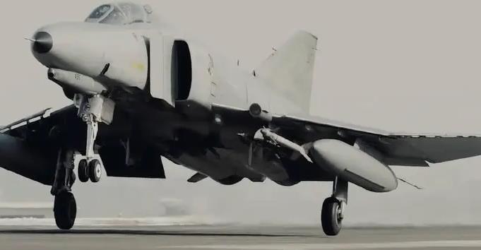 韩国一架F-4E战斗机在海上坠毁 飞行员紧急逃生