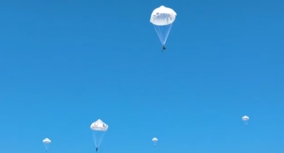 视频：空降兵多伞型跳伞训练