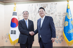 王岐山出席韩国新任总统尹锡悦就职仪式