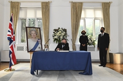 王岐山前往英国驻华使馆吊唁伊丽莎白二世逝世