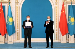 习近平接受哈萨克斯坦总统托卡耶夫授予“金鹰”勋章