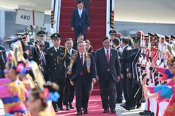 李强抵达雅加达出席东亚合作领导人系列会议并对印度尼西亚进行正式访问