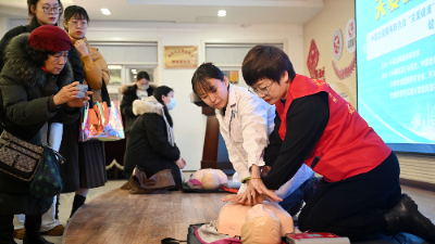 习近平总书记和志愿者互动的温暖瞬间