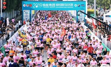 从沙漠跑向绿洲！&ldquo;塞上明珠&rdquo;用马拉松促城市转型