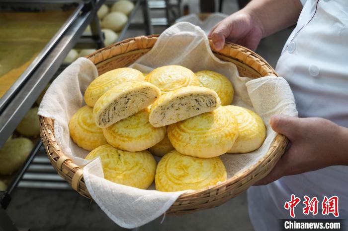 一口“酥馍”的三代传承:手工揉制留住麦香-新华网