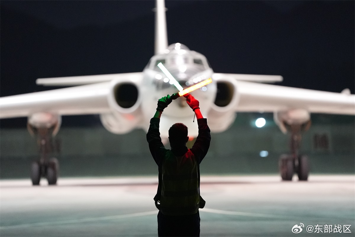 东部战区锤炼夜间飞行硬功-新华网