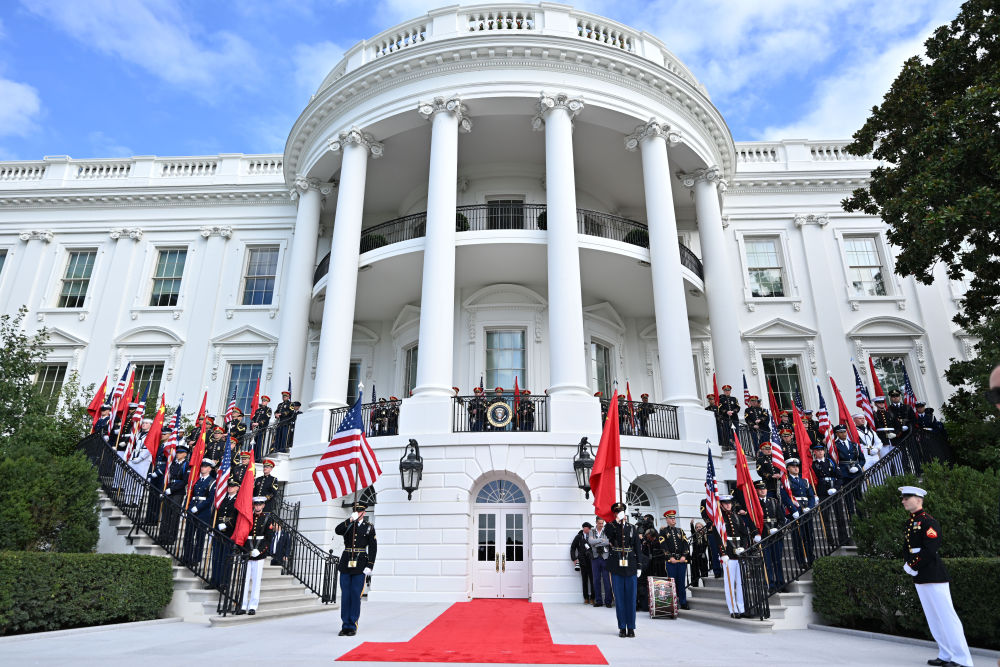 Trump afirma que no habrá más regulación de la IA; Xi Jinping insiste en que "debe ser controlada por los seres humanos"
